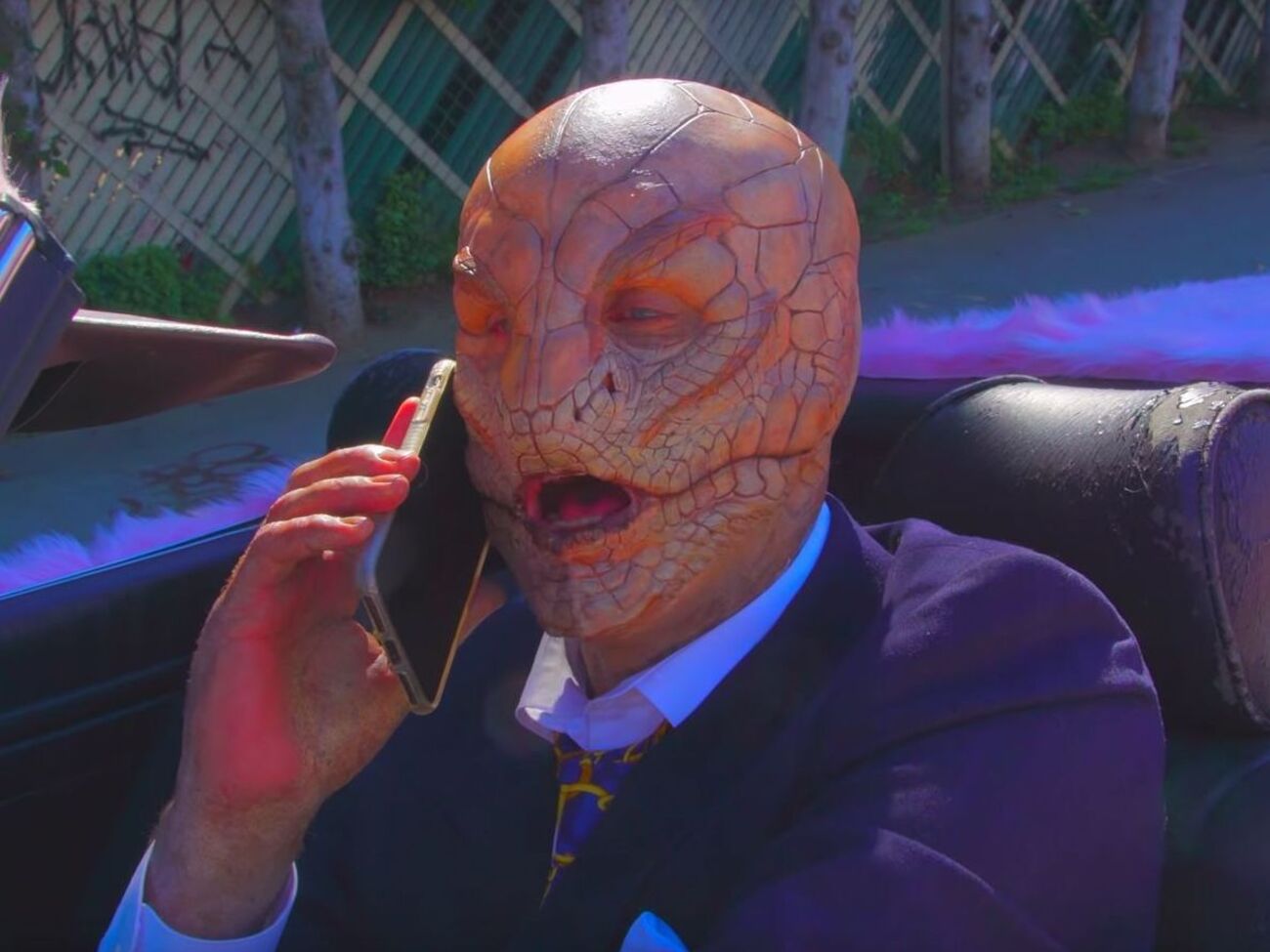 Рептилоид в ролике спешит на встречу к своей девушке