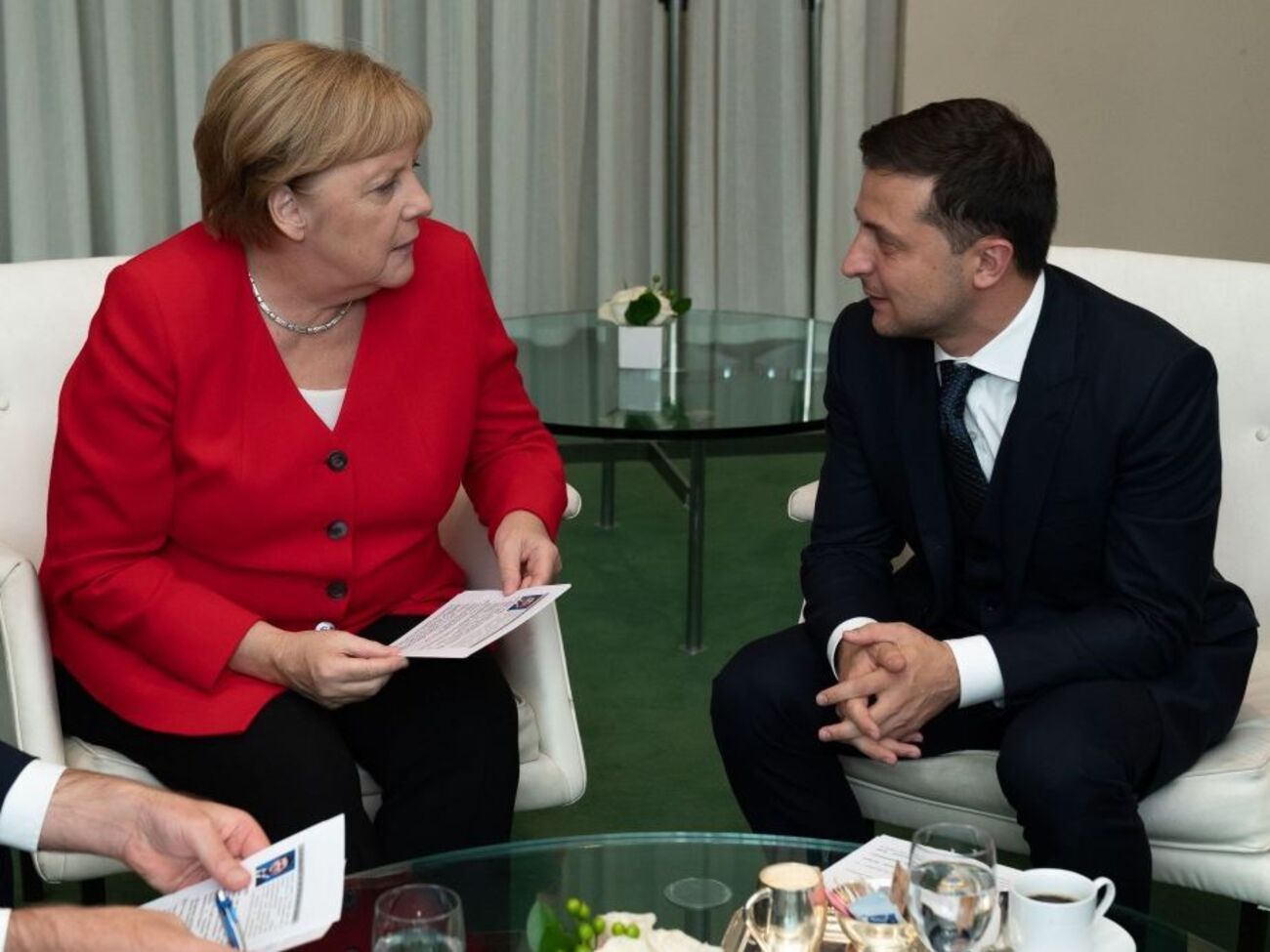 Зеленский провел телефонный разговор с Меркель 28 ноября