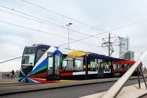 Логотип представляет собой абстрактное соединение цветов флагов всех стран-участниц в 2020 году