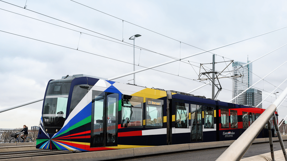 Логотип представляет собой абстрактное соединение цветов флагов всех стран-участниц в 2020 году