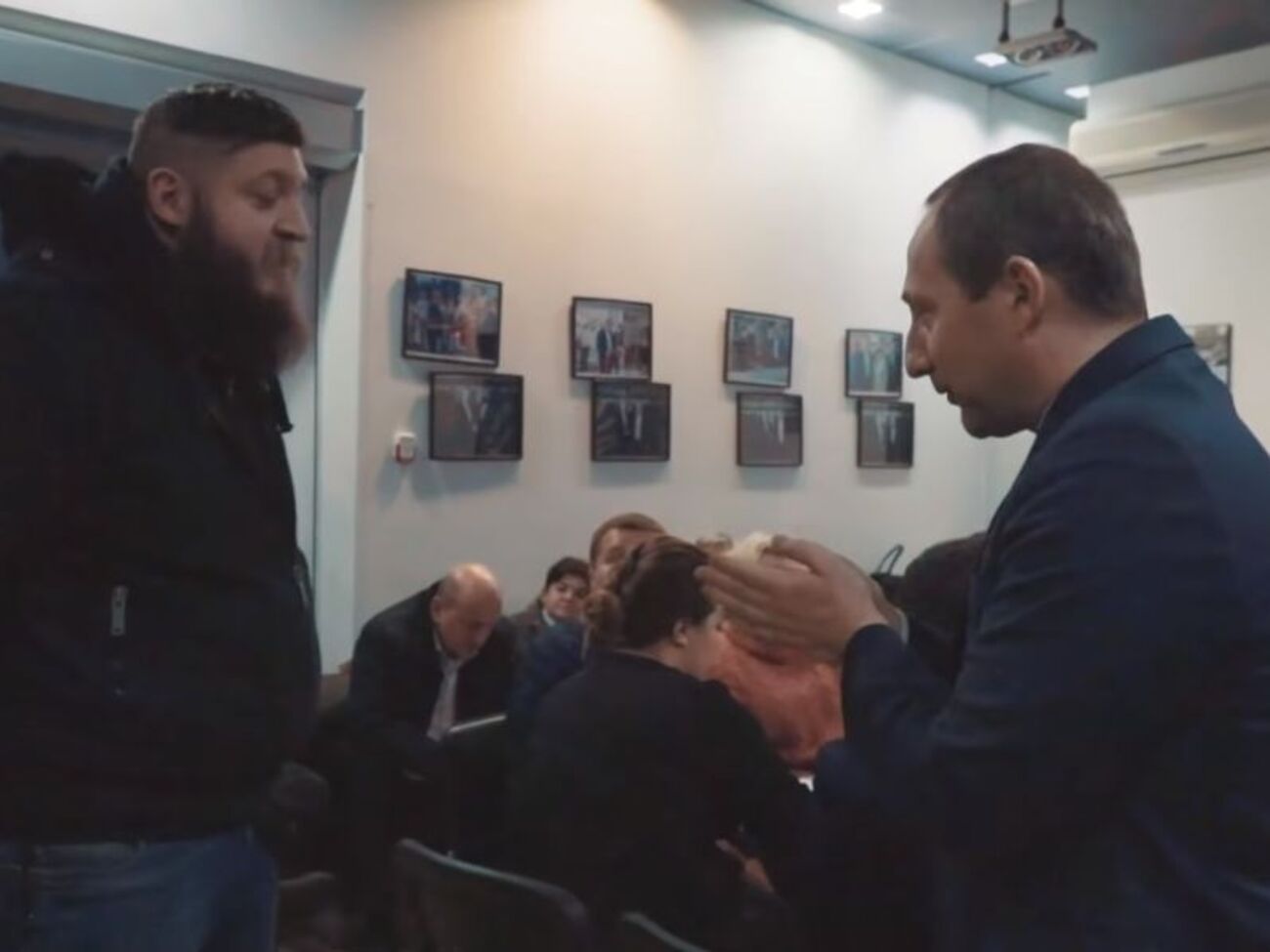 Активісти прийшли в офіс ОПЗЖ