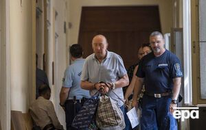 Капитан судна (посредине) настаивает, что невиновен