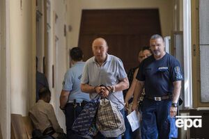 Капітан судна (посередині) наполягає, що невинний