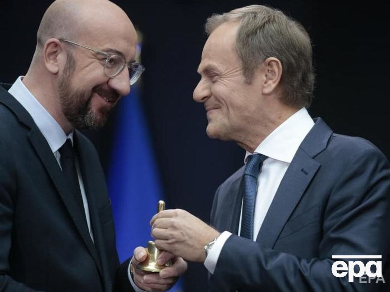 Туск передав Мішелю символ голови Євроради
