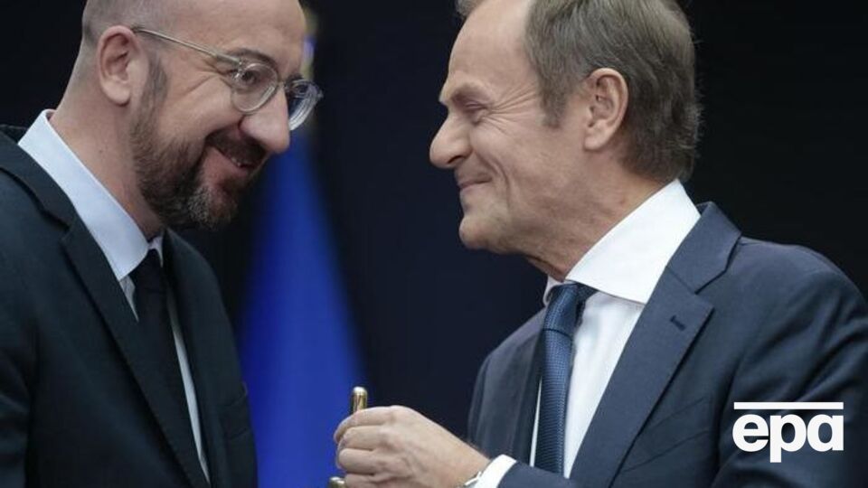 Туск передал Мишелю символ председателя Евросовета