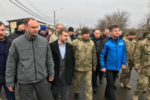 Лайчак (на фото в синій куртці) відвідав Донбас