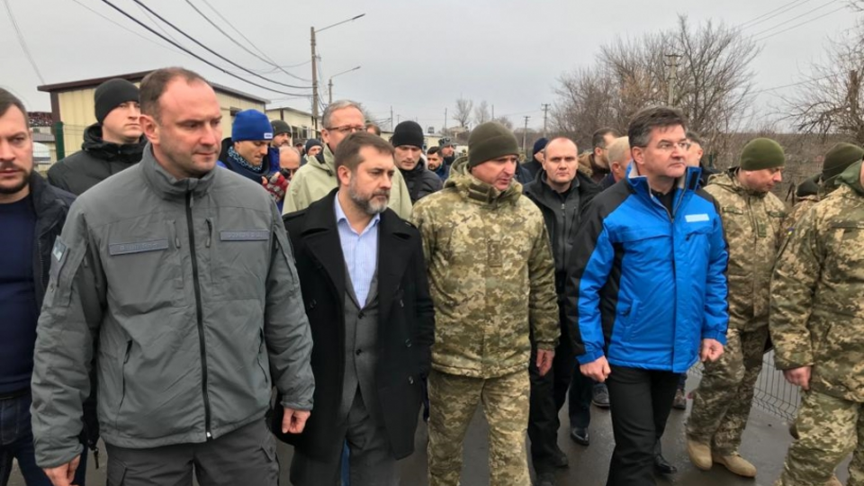 Лайчак (на фото в синей куртке) посетил Донбасс