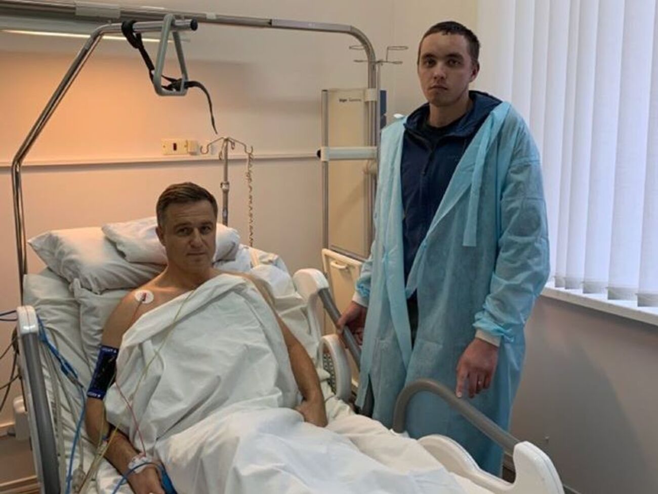 Водій Вадим (на фото праворуч) відвідував Кулебу в лікарні