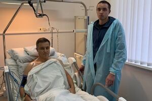 Водитель Вадим (на фото справа) посещал Кулебу в больнице