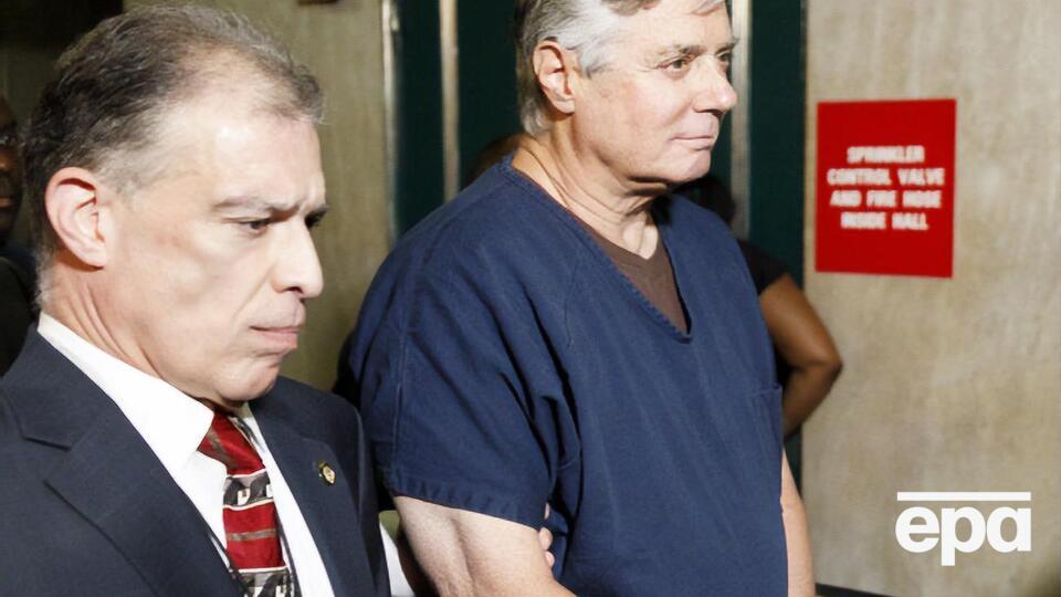 Манафорт (справа) по результатам расследования Мюллера привлечен к уголовной ответственности