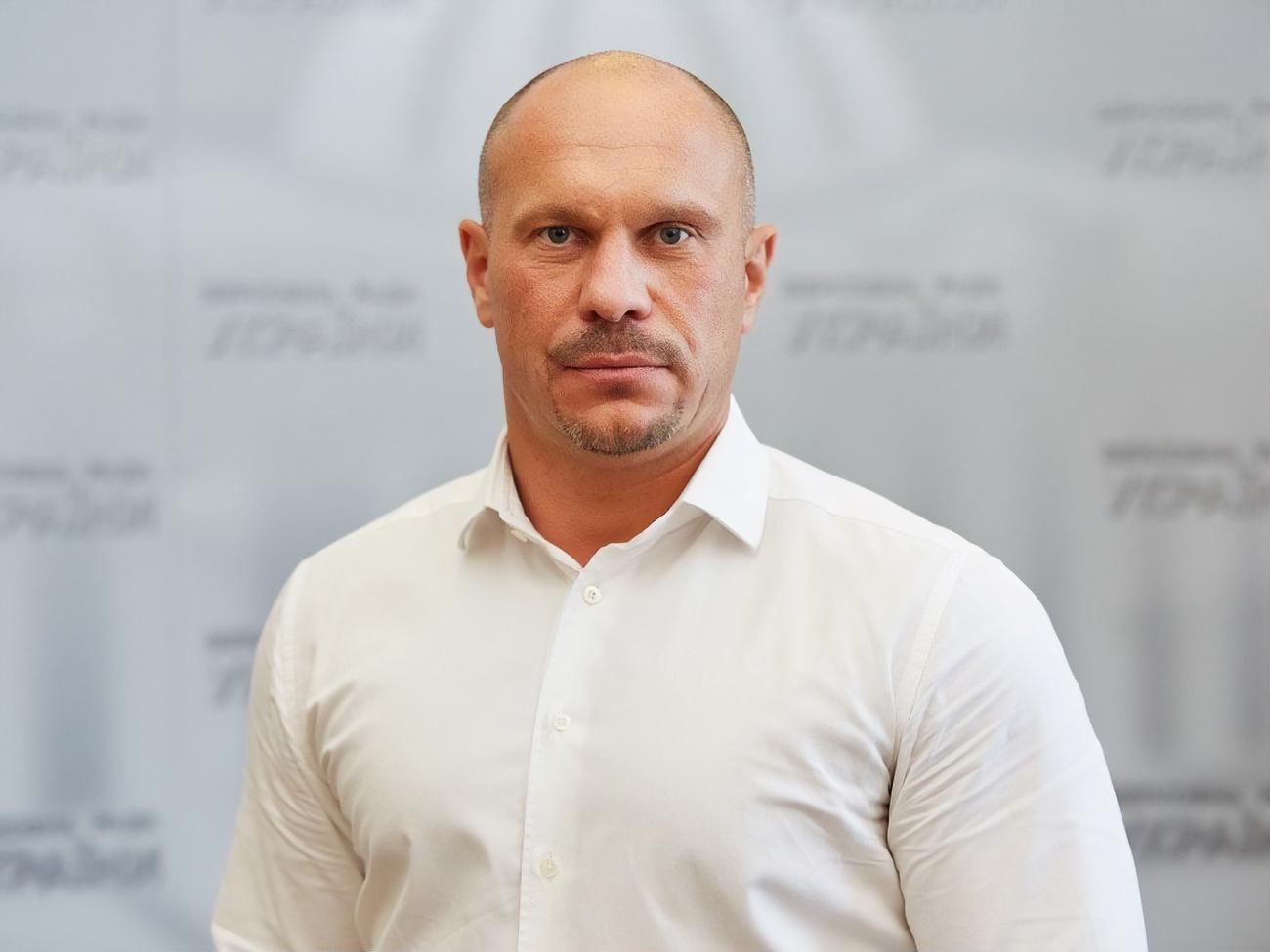 Ілля Кива: Скажіть, ми на роботі ніколи не розгойдуємося на стільці, не підтягуємо шкарпеток і не поправляємо члена у штанях (якщо він є, звичайно)?