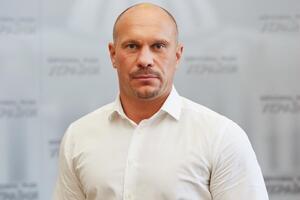 Ілля Кива: Скажіть, ми на роботі ніколи не розгойдуємося на стільці, не підтягуємо шкарпеток і не поправляємо члена у штанях (якщо він є, звичайно)?