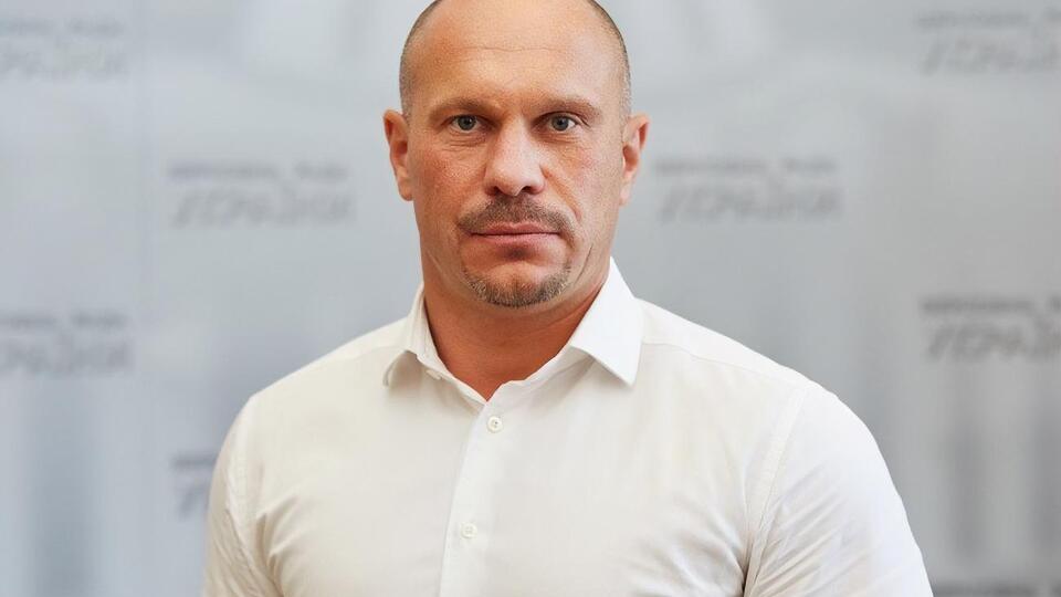 Илья Кива: Скажите, мы на работе никогда не раскачиваемся на стуле, не подтягиваем носки и не поправляем член в штанах (если он есть, конечно)?