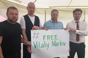 На фото Сопель второй справа