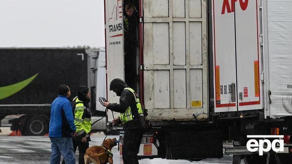 Мігрантів знайшли у вантажівці