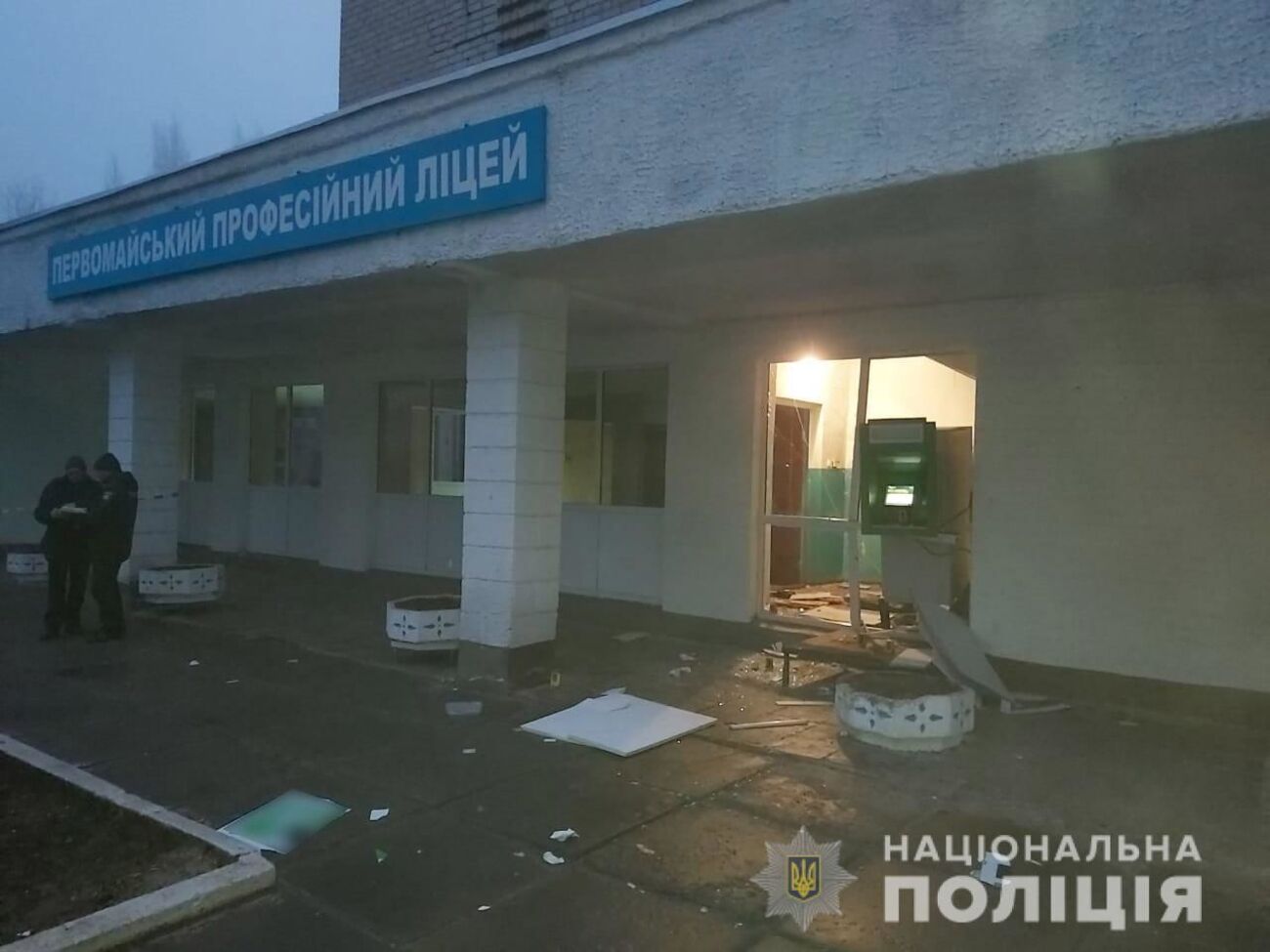 Банкомат находится у входа в профлицей