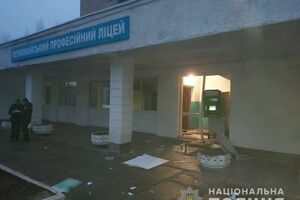 Банкомат находится у входа в профлицей