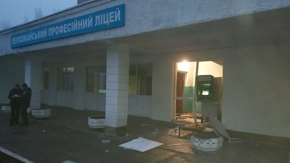 Банкомат розташований біля входу у профліцей