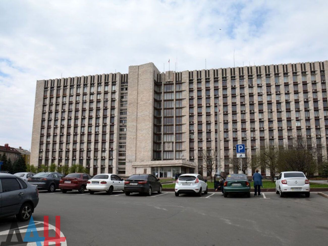 "Народный совет ДНР" занимает здание Донецкой облгосадминистрации