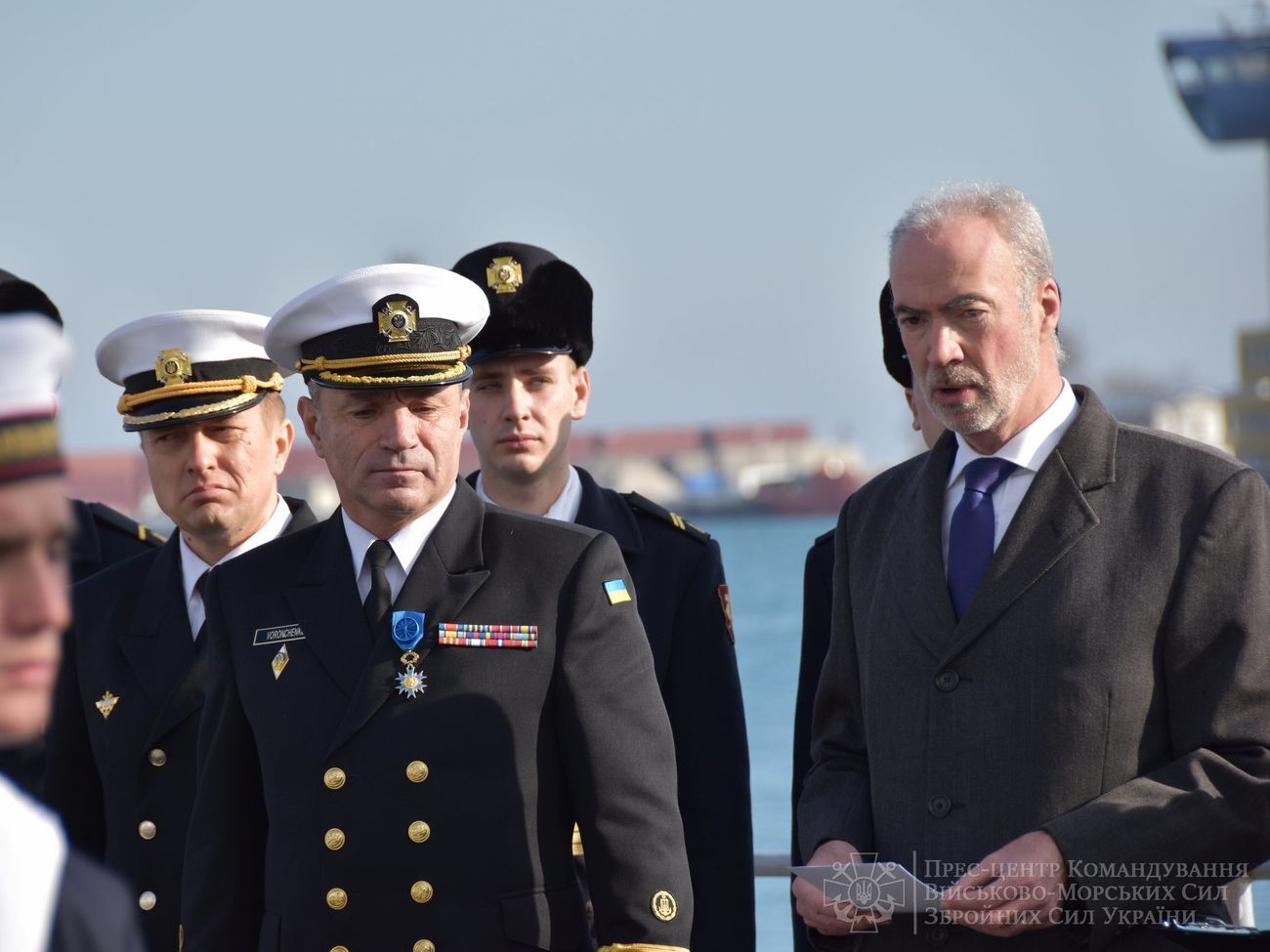 Де Понсен (справа) вручил награду Воронченко (слева) в Одессе