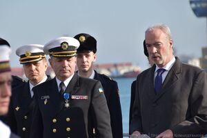 Де Понсен (справа) вручил награду Воронченко (слева) в Одессе