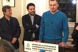 Документы Сенцову вручили спустя год после присвоения звания