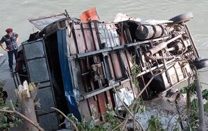 Автобус упал в реку Сун-Коси