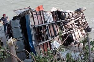 Автобус упав у річку Сун Коші