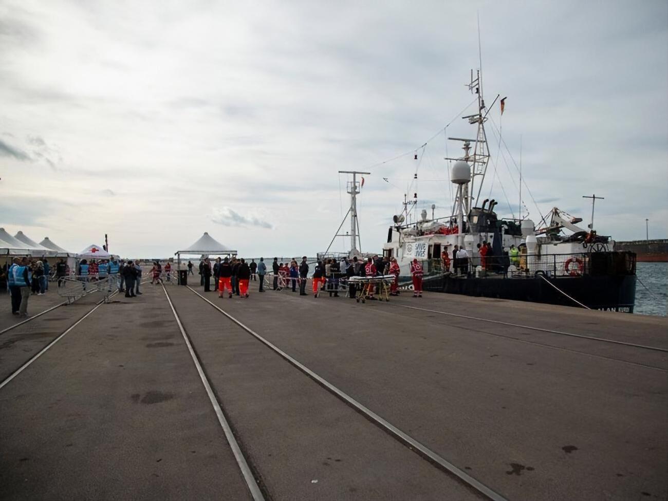 Италия разрешила высадку на берег мигрантов со спасательного судна