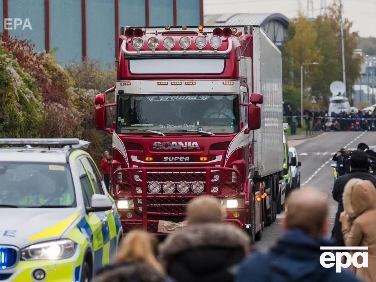 В грузовике находились тела 38 взрослых и одного подростка