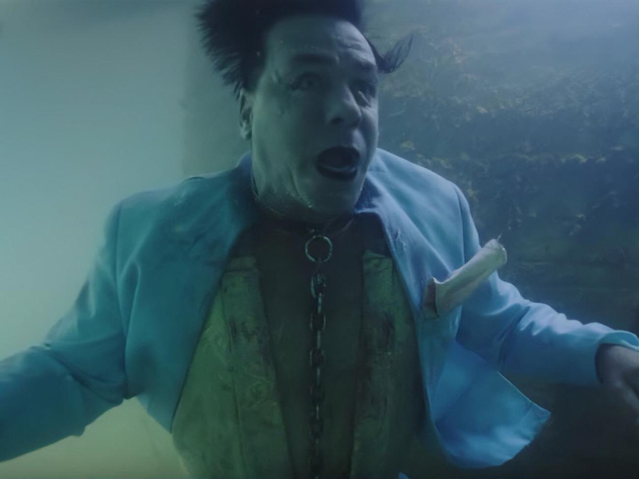 В ролике Линдеманн погибает под водой