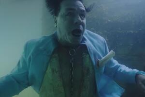 В ролике Линдеманн погибает под водой