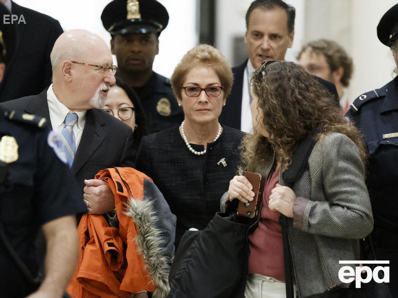 Йованович (у центрі) виступила в Конгресі 11 жовтня