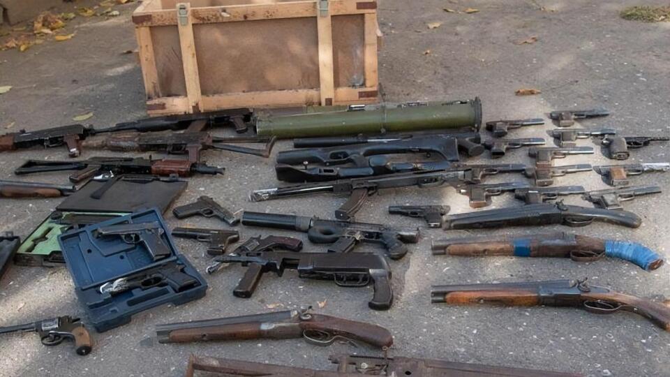 Українці принесли в поліцію понад тисячу одиниць зброї армійських зразків