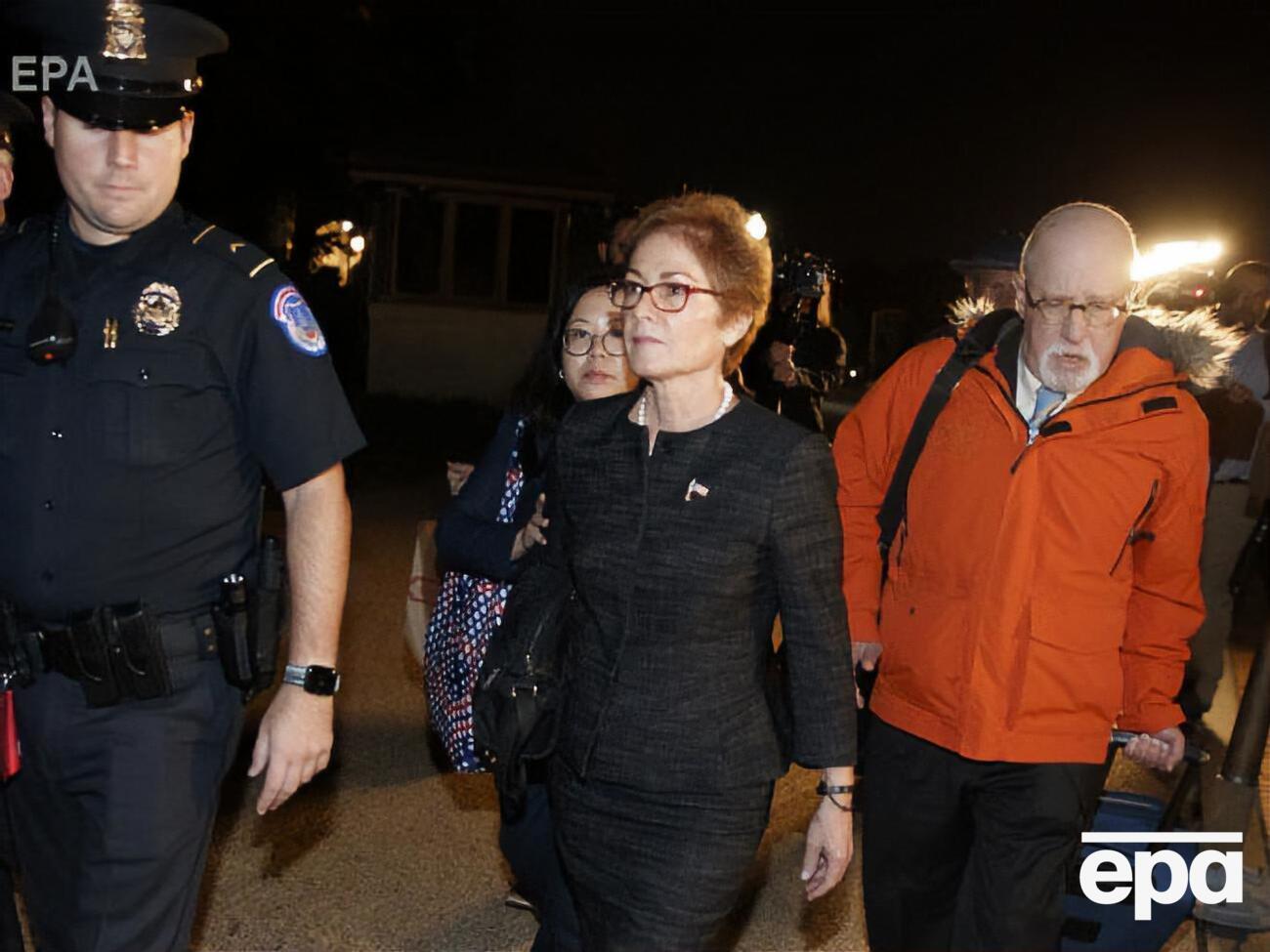 Йованович (у центрі): Я була здивована, що президент Трамп говорив з іноземним колегою про мене чи будь-якого посла в такому тоні