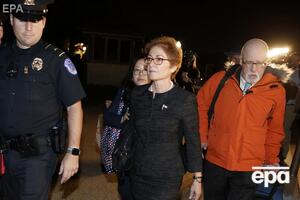 Йованович (у центрі): Я була здивована, що президент Трамп говорив з іноземним колегою про мене чи будь-якого посла в такому тоні