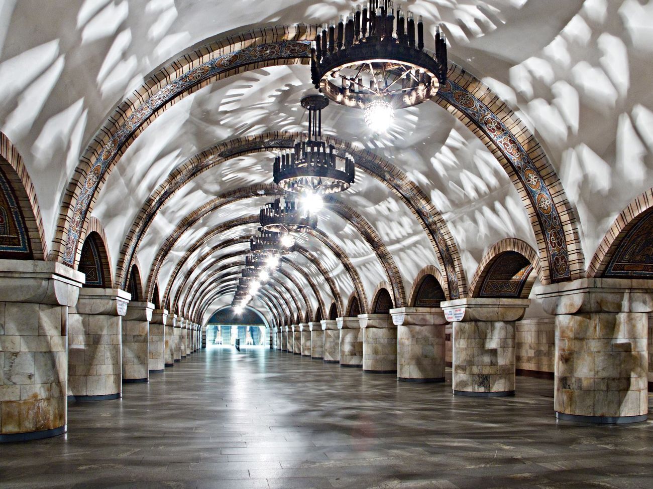 У метро Києва шукають вибухівку