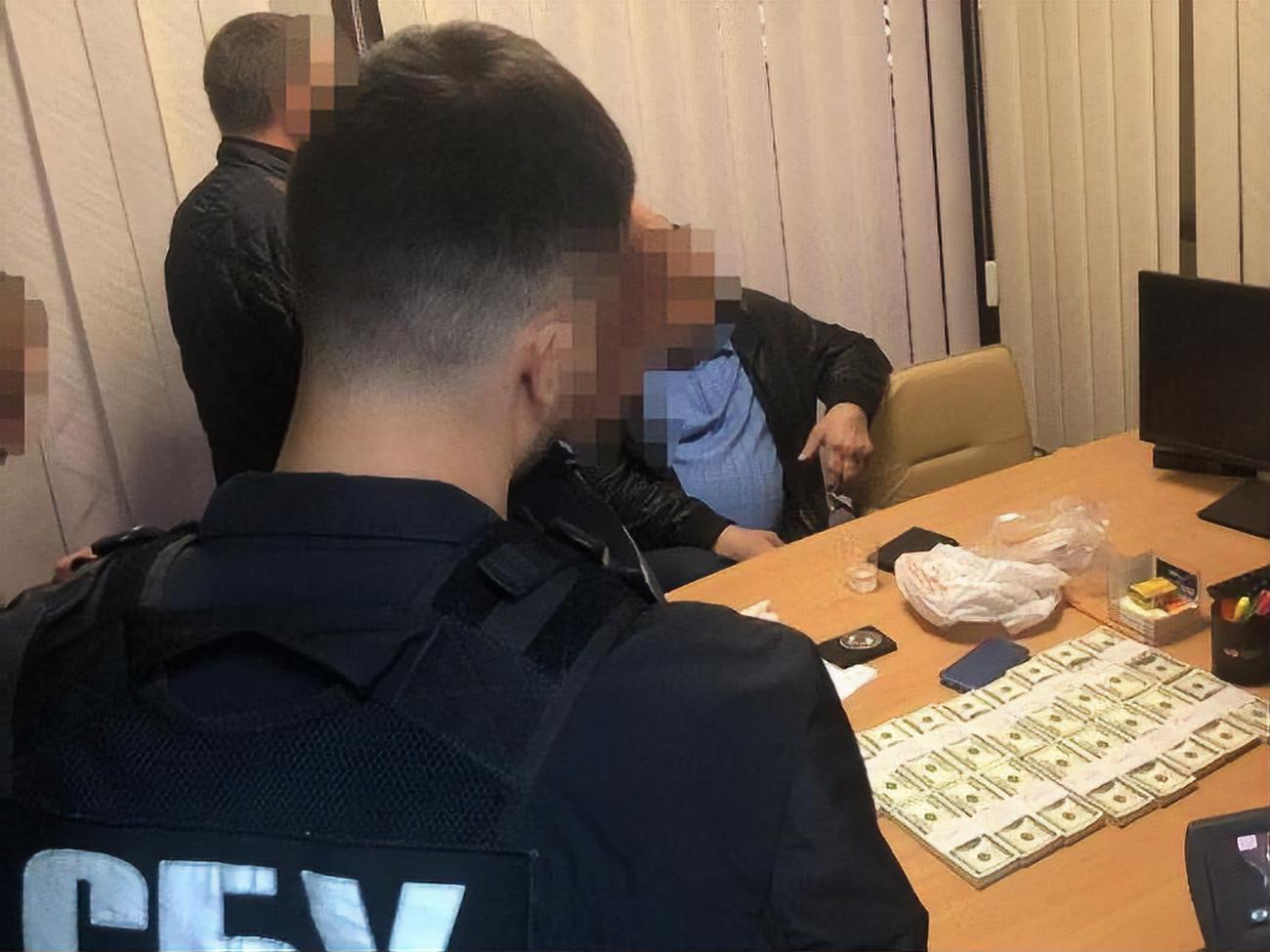 Экс-чиновник должен был поспособствовать продаже госимущества бизнесмену