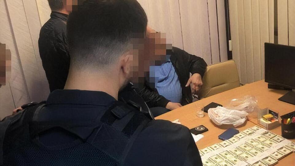 Экс-чиновник должен был поспособствовать продаже госимущества бизнесмену