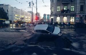 После прорыва теплосети в асфальте образовались ямы