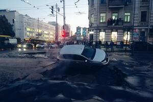 После прорыва теплосети в асфальте образовались ямы