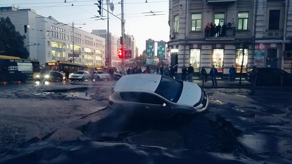 Після прориву тепломережі в асфальті утворилися ями