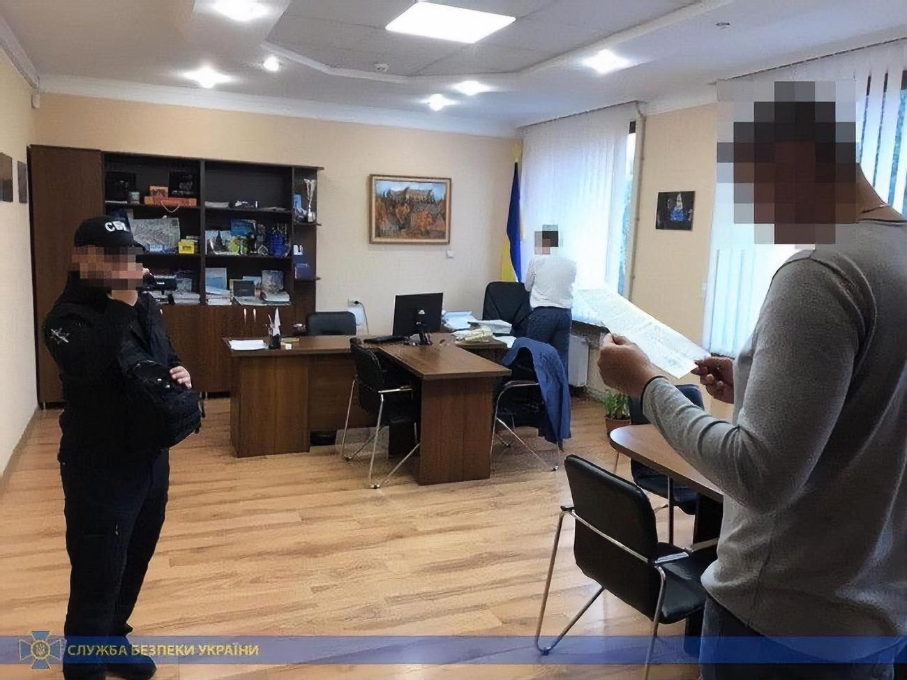 Зловмисник через підставних осіб передав комунальну землю своїй дружині