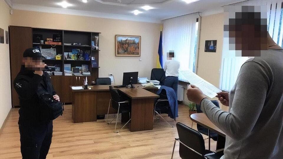 Зловмисник через підставних осіб передав комунальну землю своїй дружині