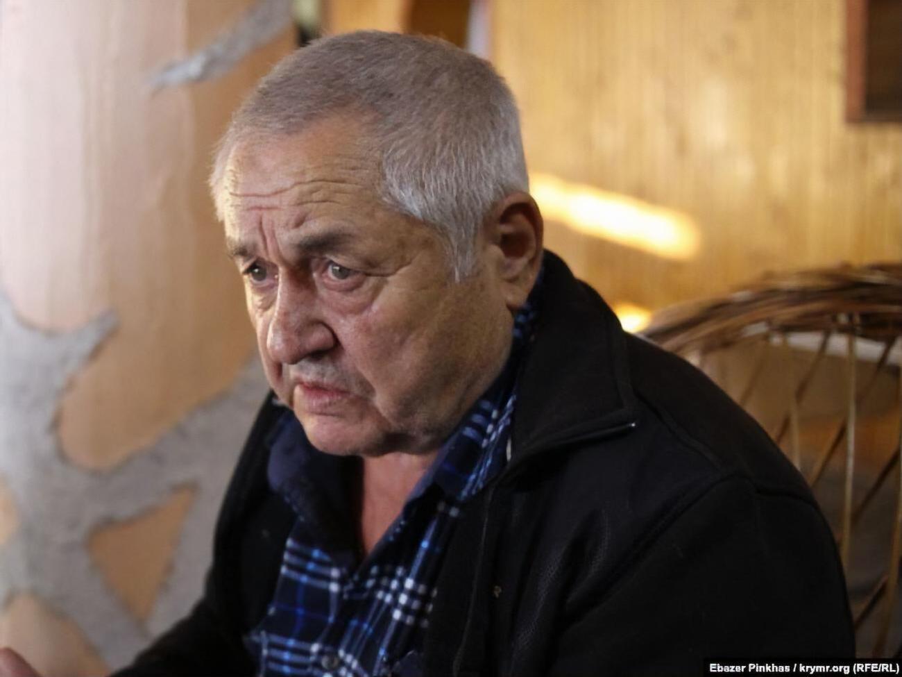 Під час обшуків у будинку і кафе Аметова силовики вилучили старовинну зброю, а також посвідчення члена Меджлісу кримськотатарського народу