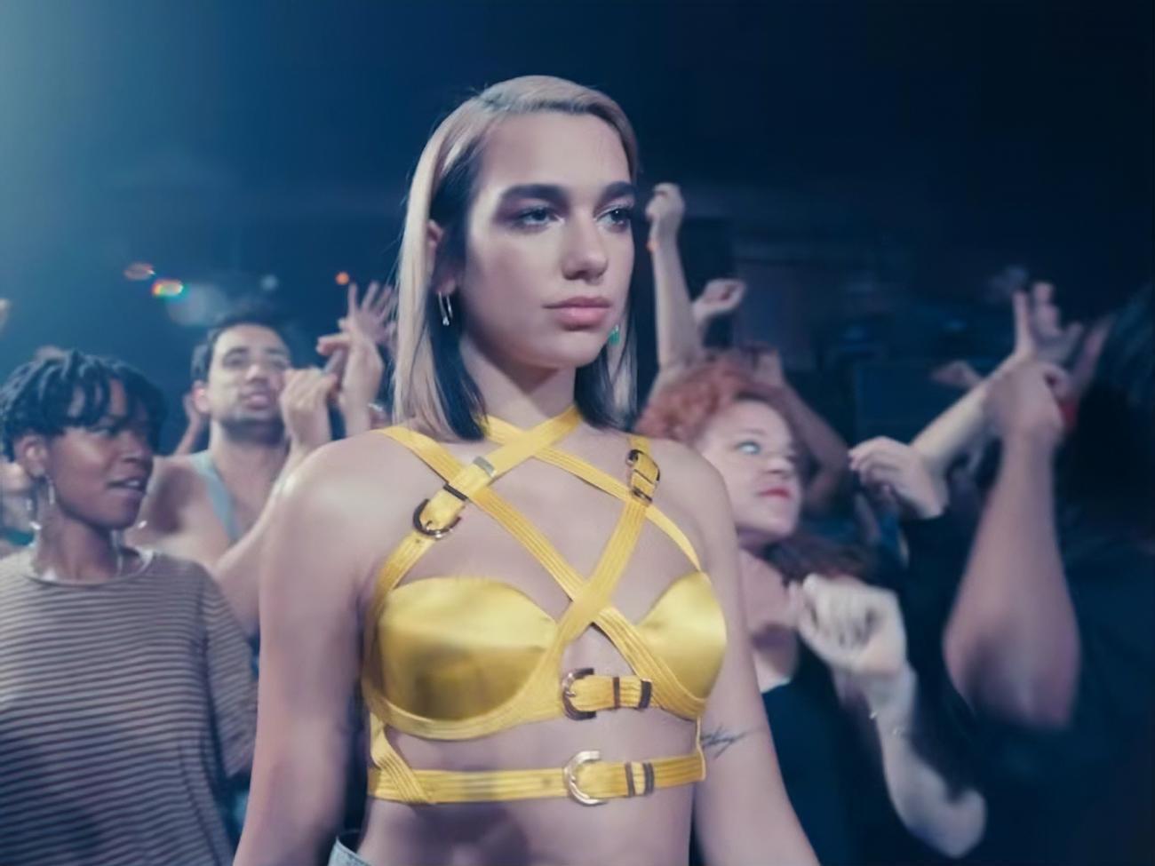 Дуа Липа в ролике проводит время на вечеринке