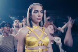 Дуа Липа в ролике проводит время на вечеринке