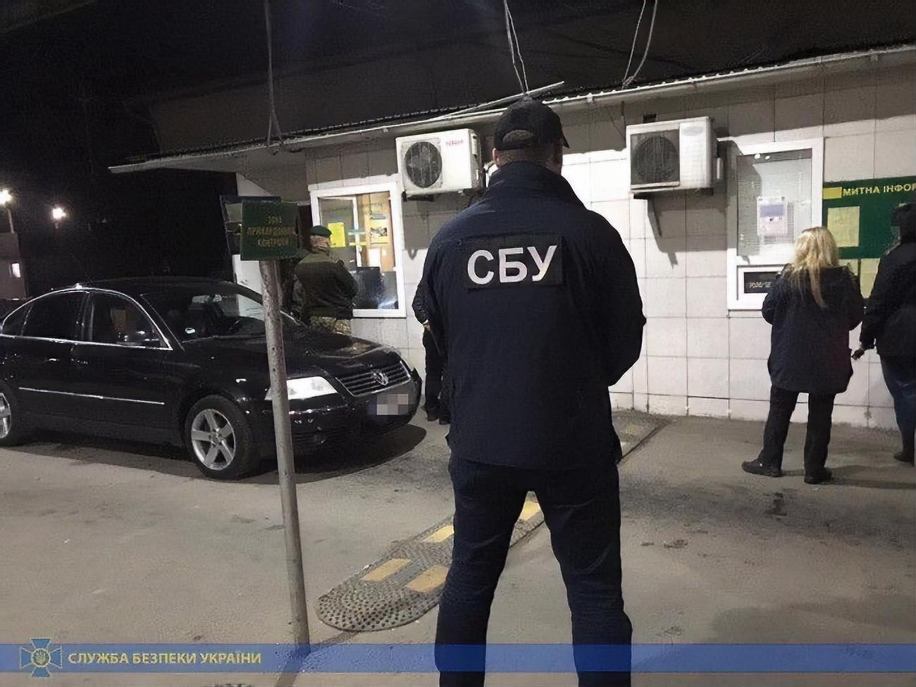 Чиновники таможенного поста незаконно "зарабатывали" на оформлении авто