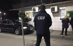 Чиновники таможенного поста незаконно "зарабатывали" на оформлении авто