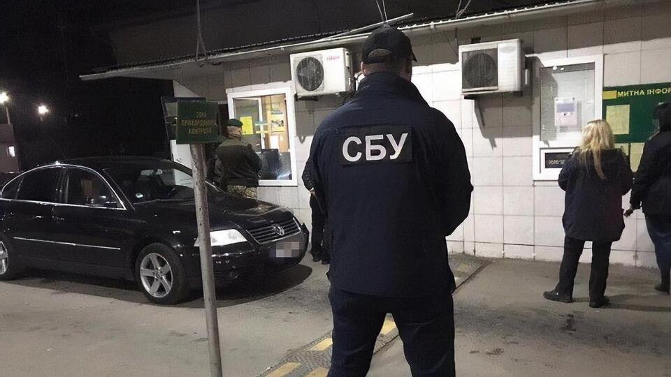 Чиновники митного поста незаконно заробляли на оформленні авто